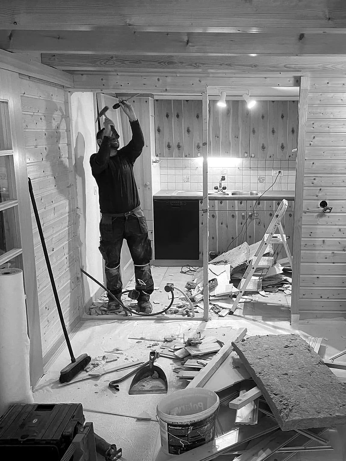 Un membre de nos équipes au travail sur un chantier de rénovation