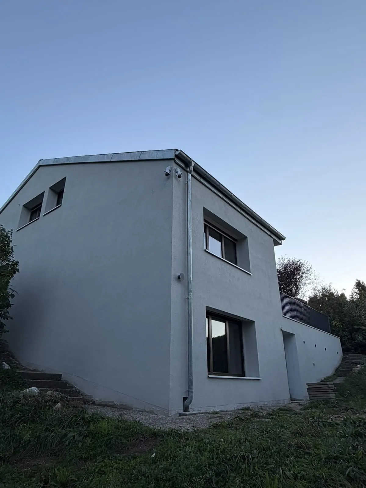 Rénovation de l'enveloppe extérieure d'une villa à Jongny, façade arrière, après travaux
