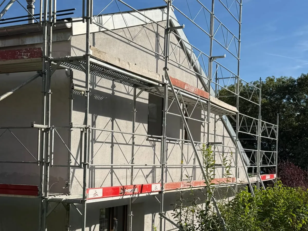 Façades en cours de finition, depuis l'échafaudage, Jongny (VD)