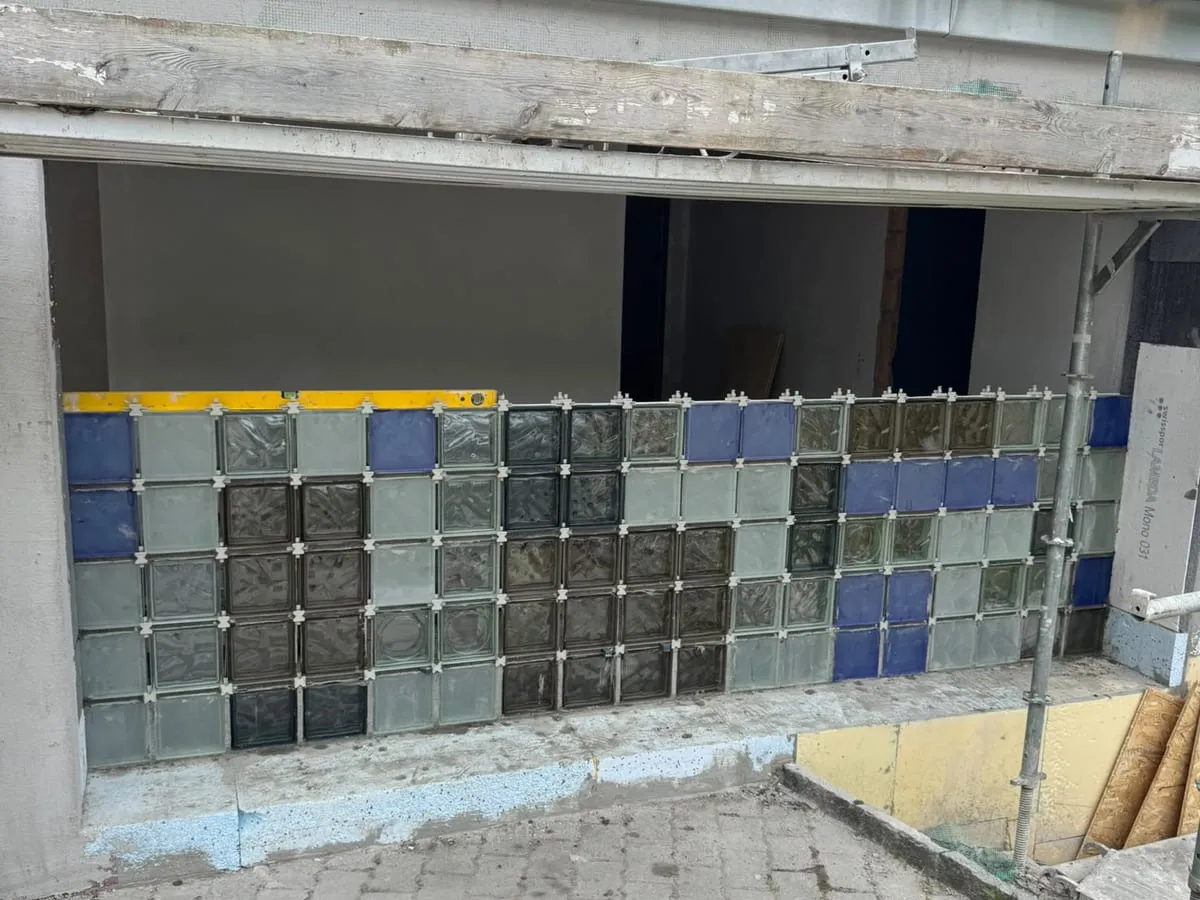 Montage du nouveau mur en verre coloré, Jongny (VD)