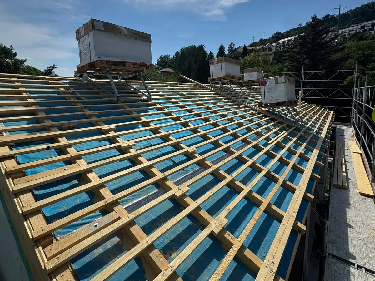Sous-toiture et lattage avant la pose de la couverture, Jongny (VD)