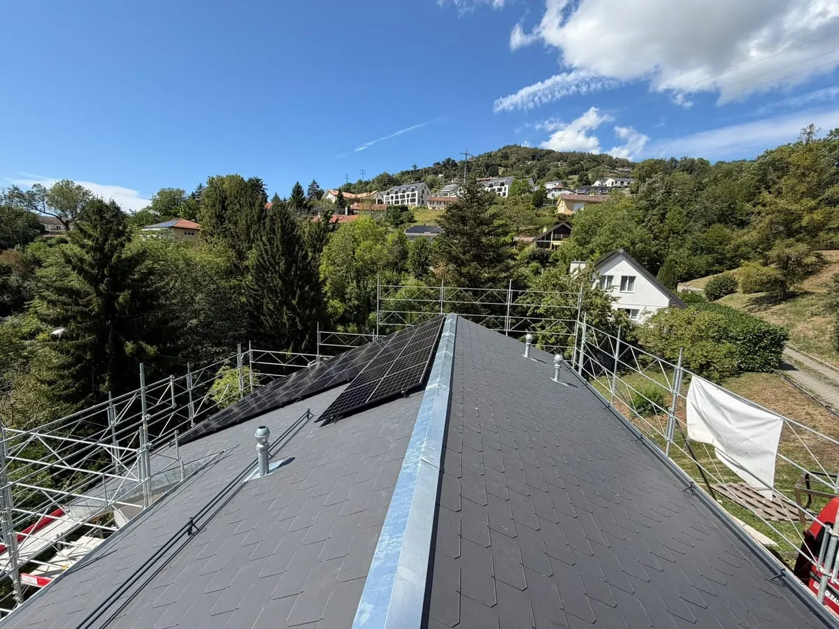 Vue d'ensemble de la nouvelle toiture, panneaux solaires en partie haute, Jongny (VD)