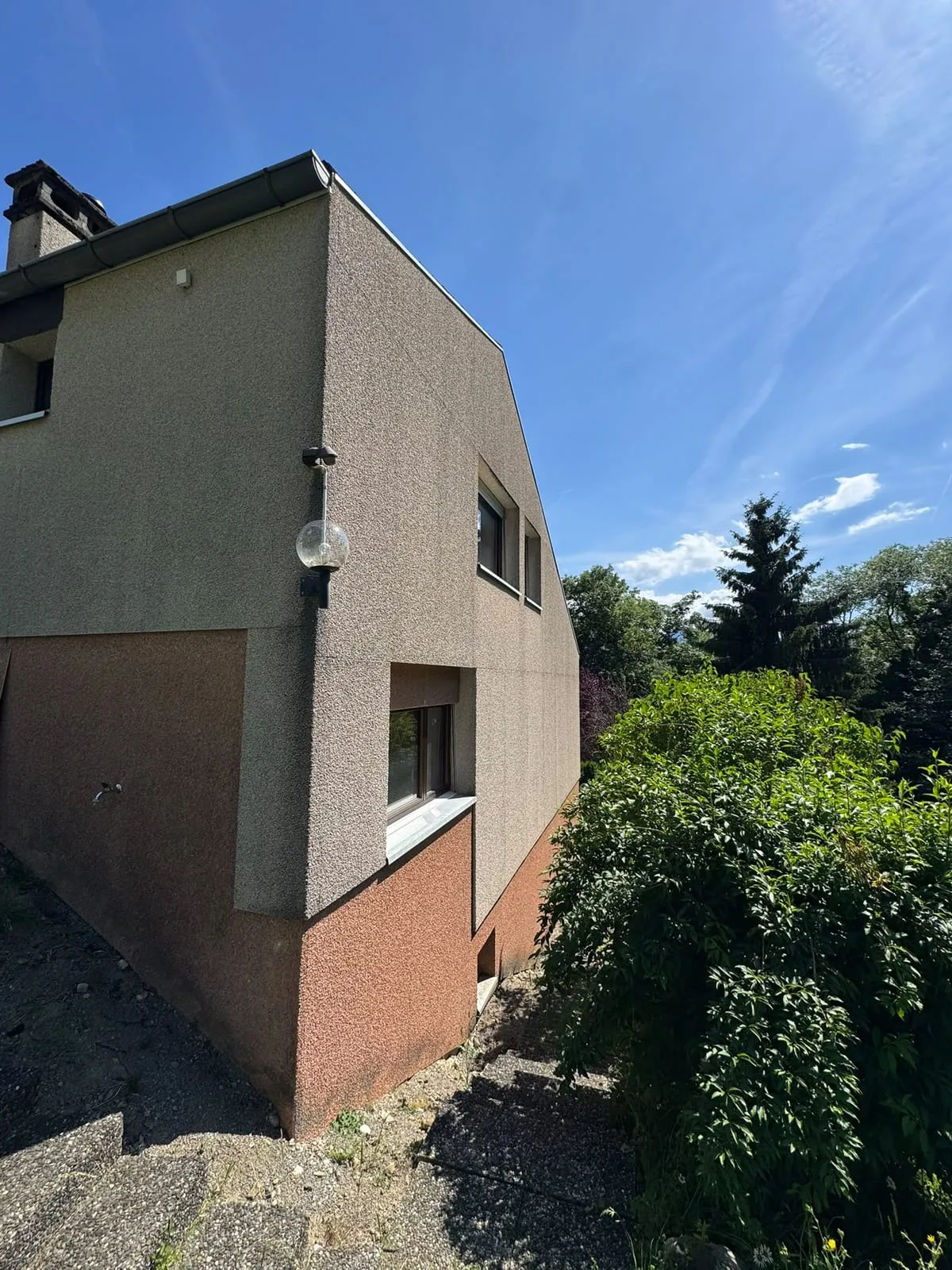Rénovation de l'enveloppe extérieure d'une villa à Jongny, façade latérale, avant travaux