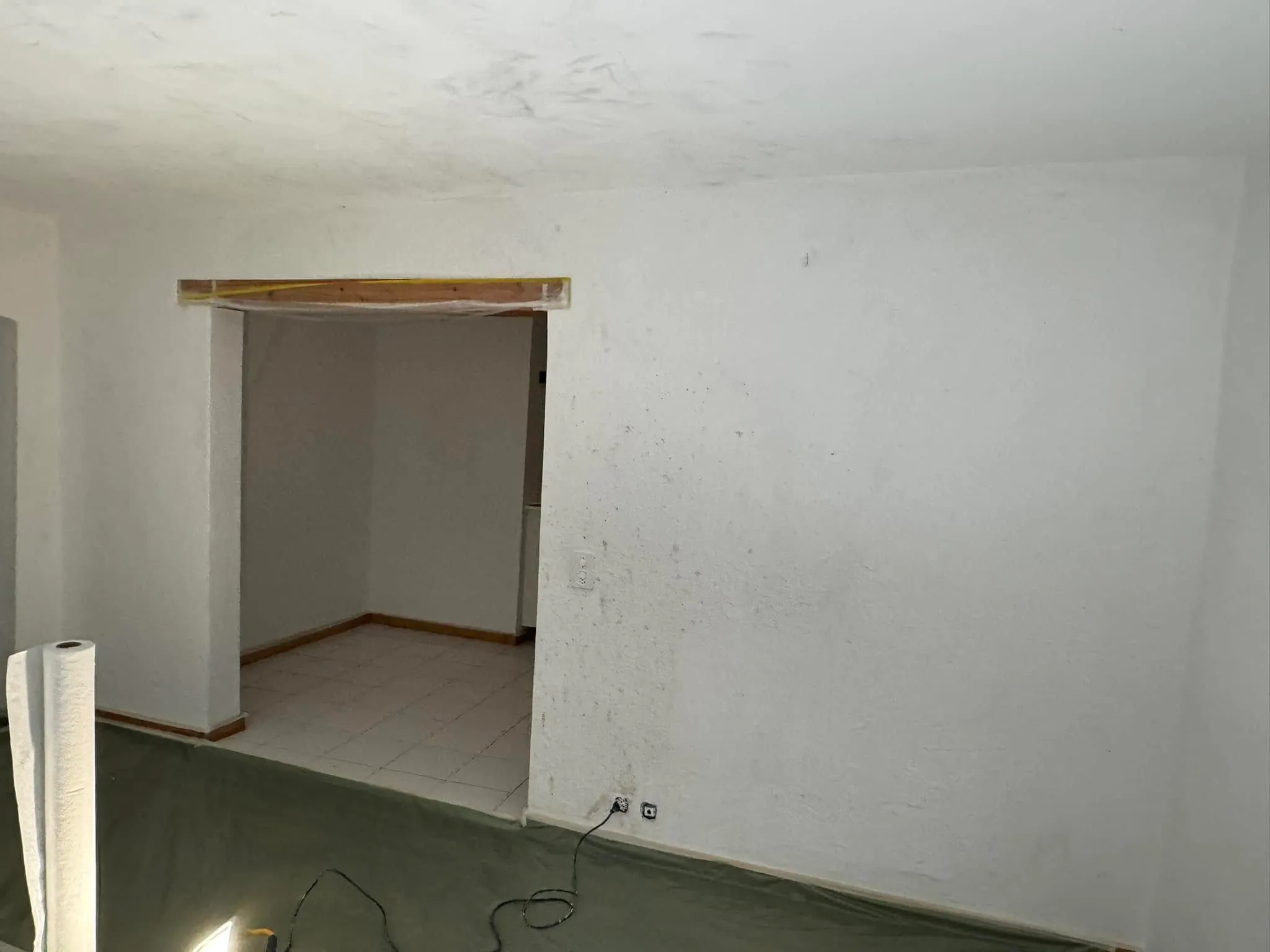 Remise en peinture complète d'un appartement à Villeneuve, avant travaux