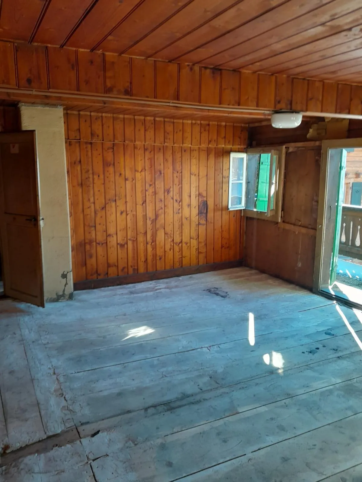 Rénovation complète d'un chalet historique à Leysin : l'intérieur, avant travaux