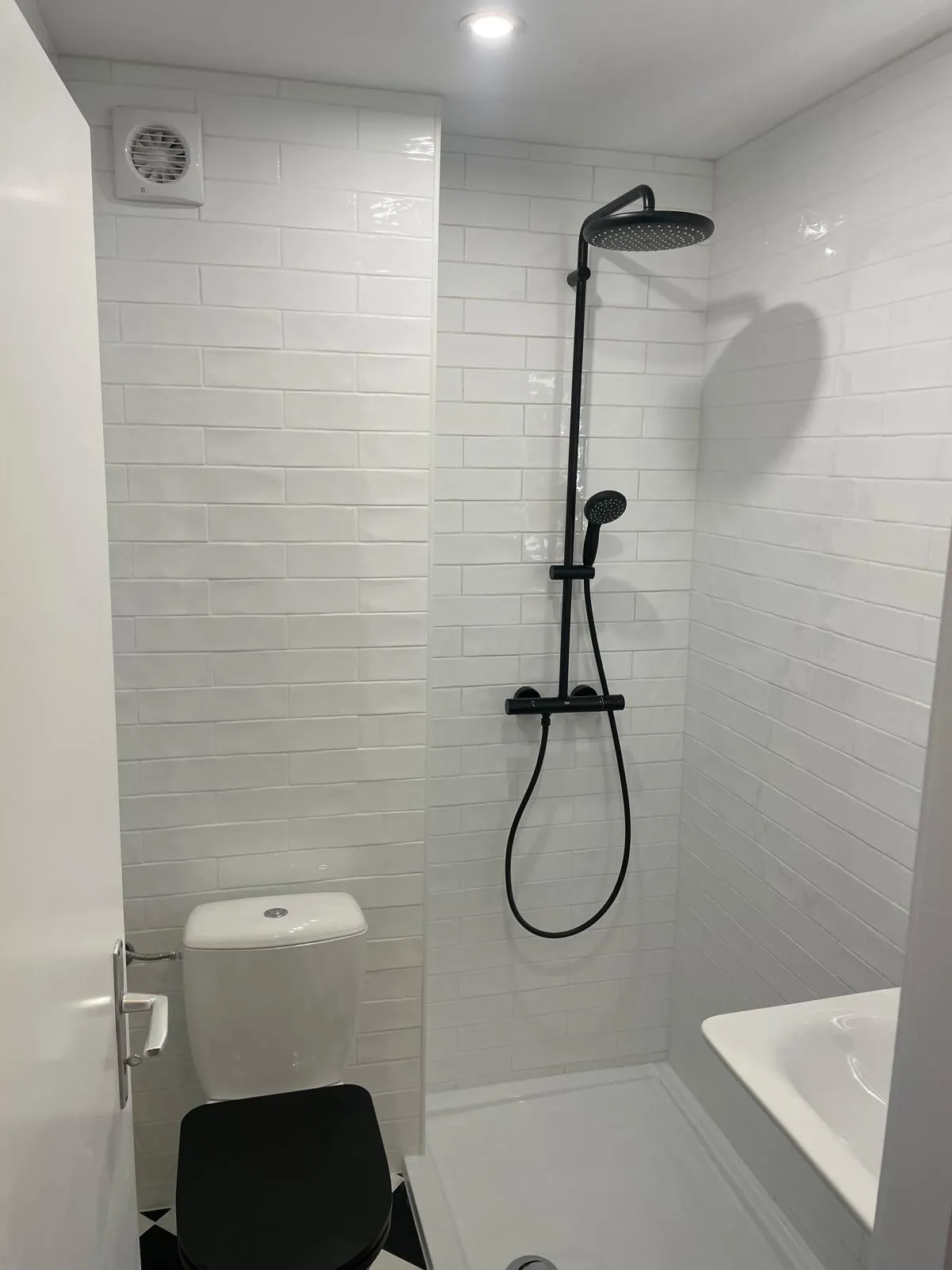 Rénovation complète à Glion : la salle de bain, après travaux